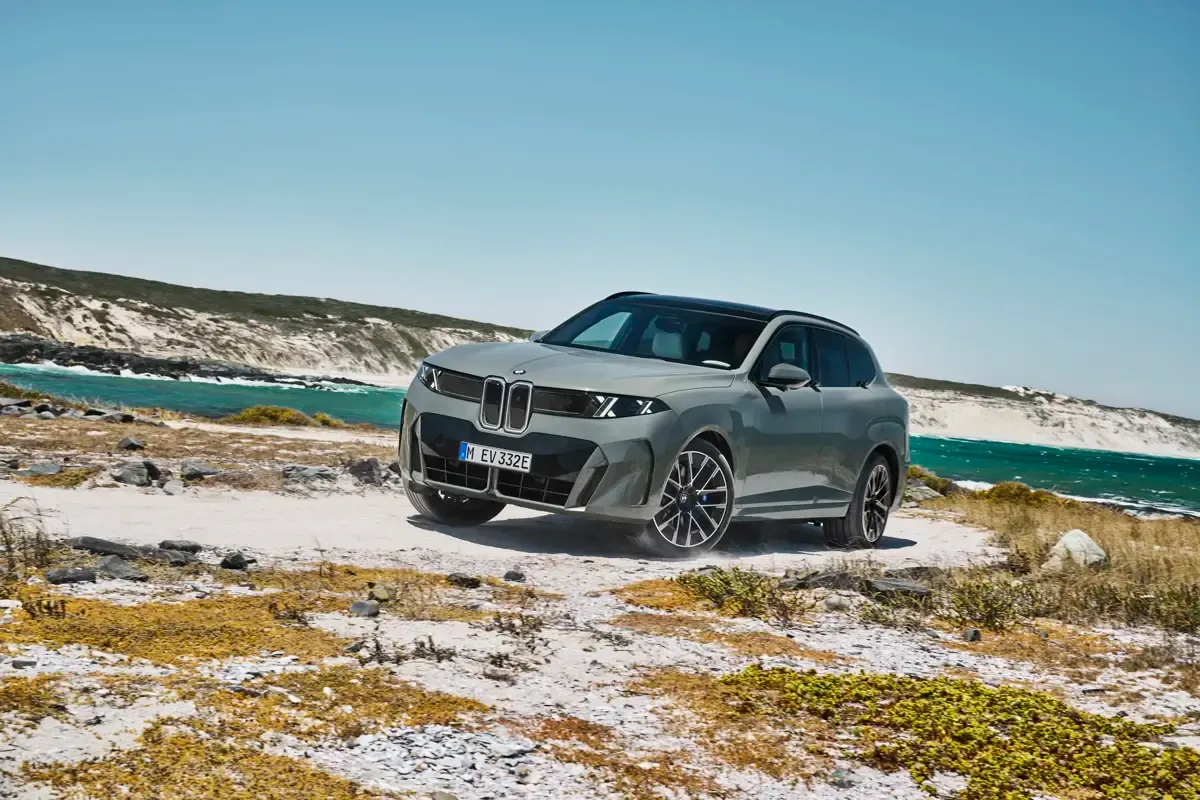 Elettronauti - BMW iX5 60 xDrive - Bianco - Esterno - Vista anteriore a tre quarti