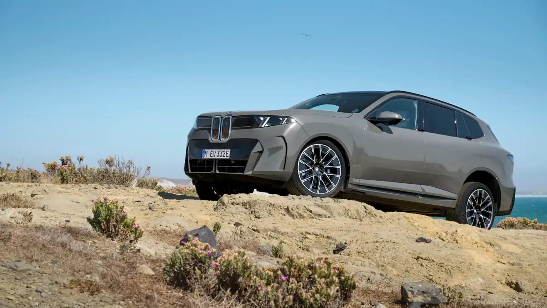 Elettronauti - BMW iX5 60 xDrive - Bianco - Esterno - Vista anteriore a tre quarti