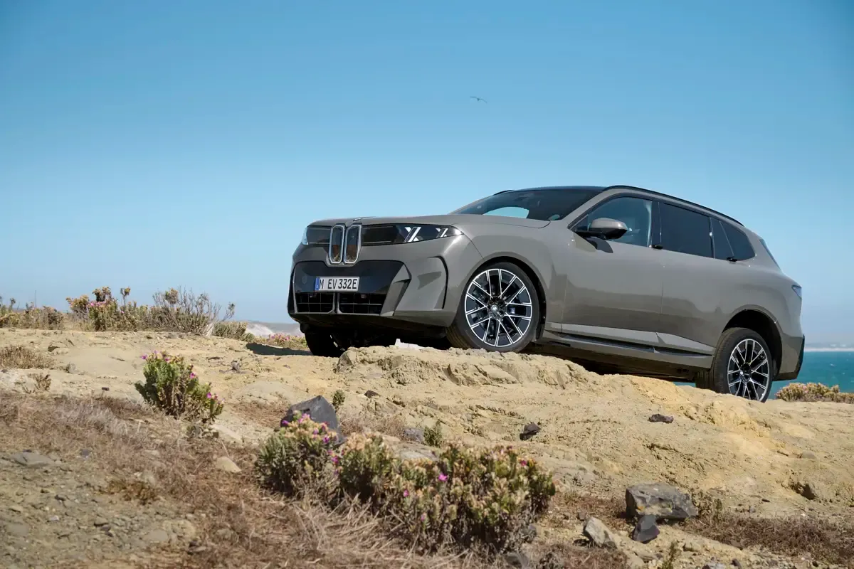 Elettronauti - BMW iX5 60 xDrive - Bianco - Esterno - Vista anteriore a tre quarti