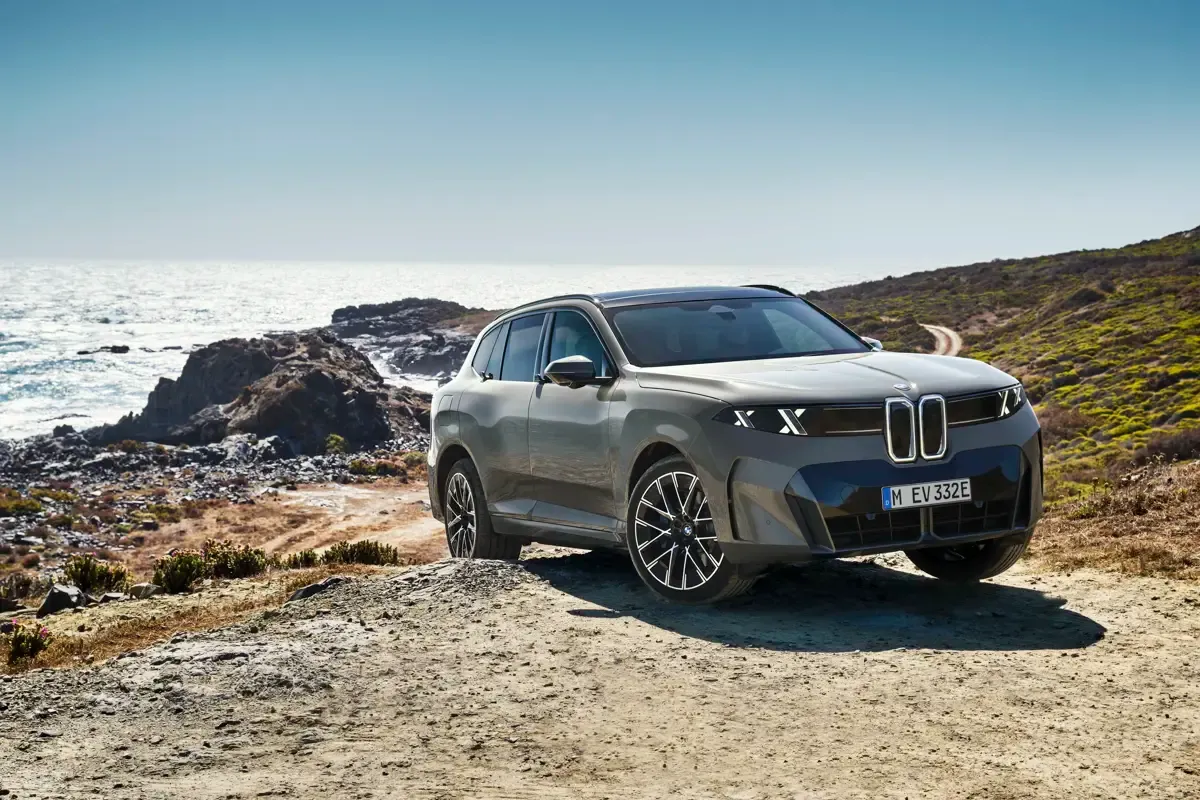 Elettronauti - BMW iX5 60 xDrive - Bianco - Esterno - Vista anteriore a tre quarti