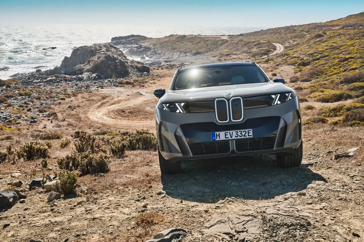 Elettronauti - BMW iX5 60 xDrive - Bianco - Esterno - Vista anteriore a tre quarti
