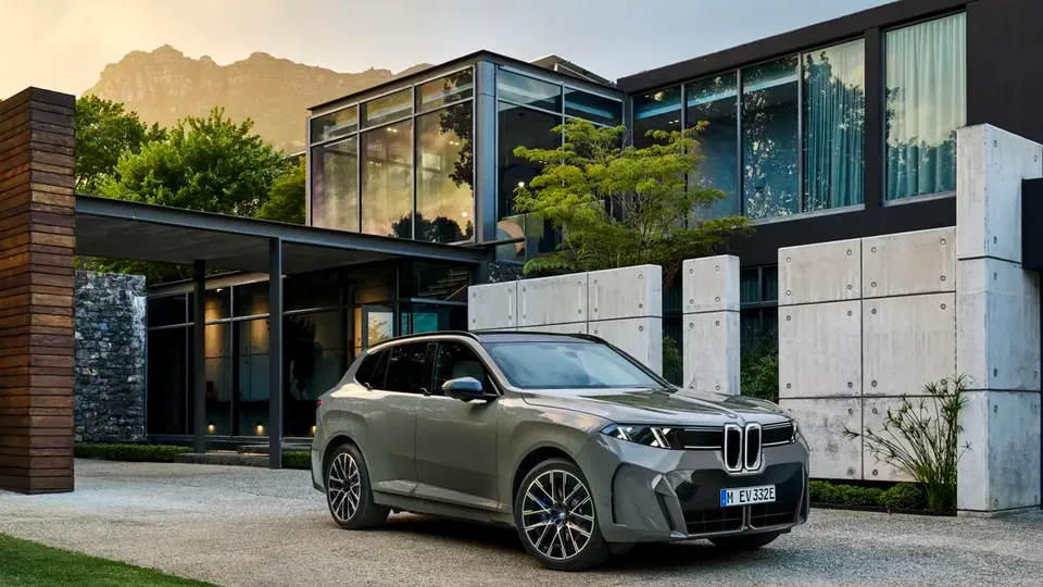 Elettronauti - BMW iX5 60 xDrive - Bianco - Esterno - Vista anteriore a tre quarti