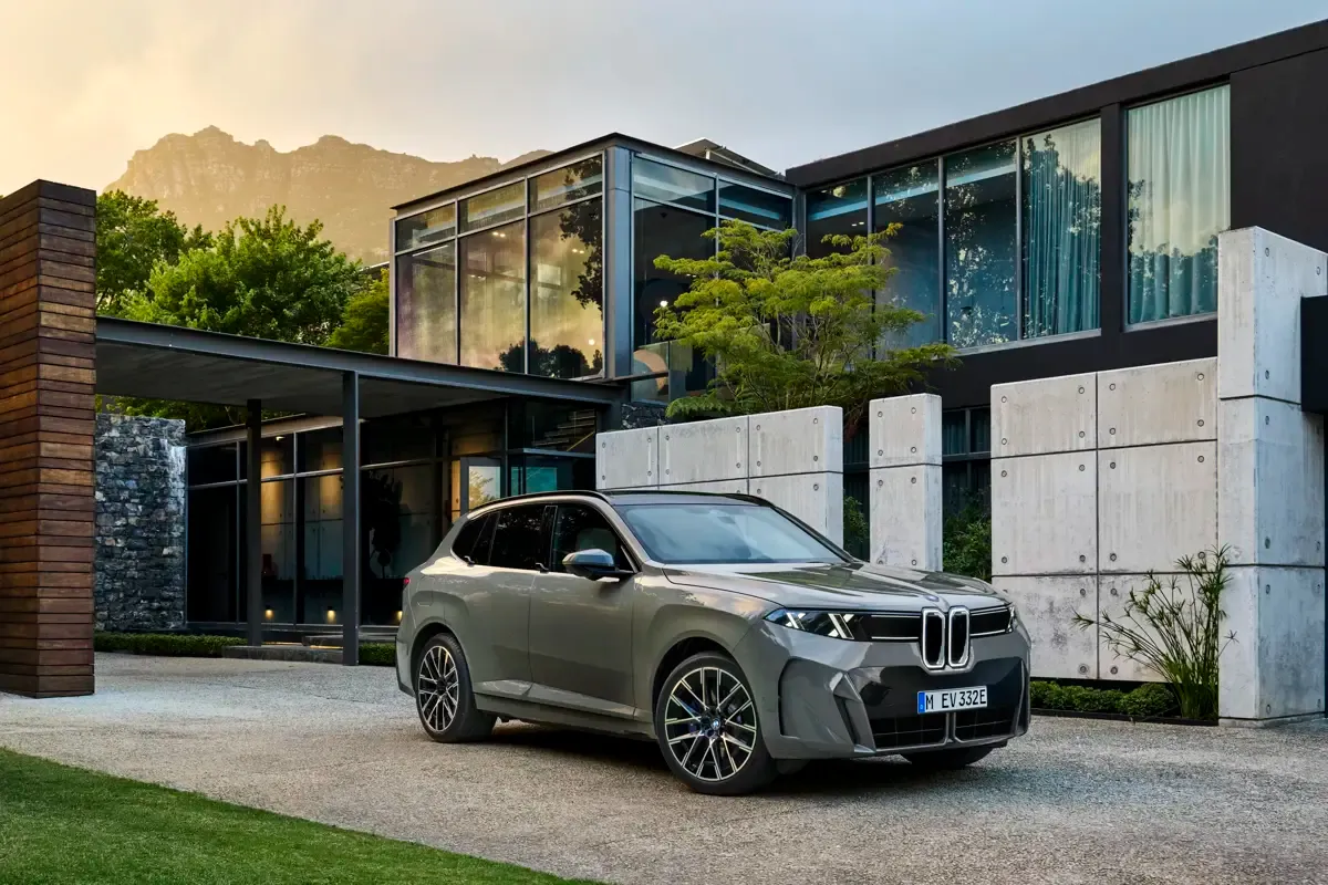 Elettronauti - BMW iX5 60 xDrive - Bianco - Esterno - Vista anteriore a tre quarti