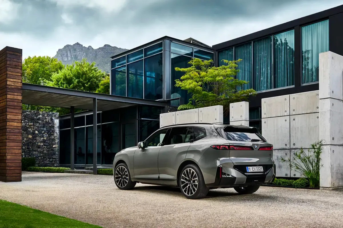 Elettronauti - BMW iX5 60 xDrive - Bianco - Esterno - Vista anteriore a tre quarti