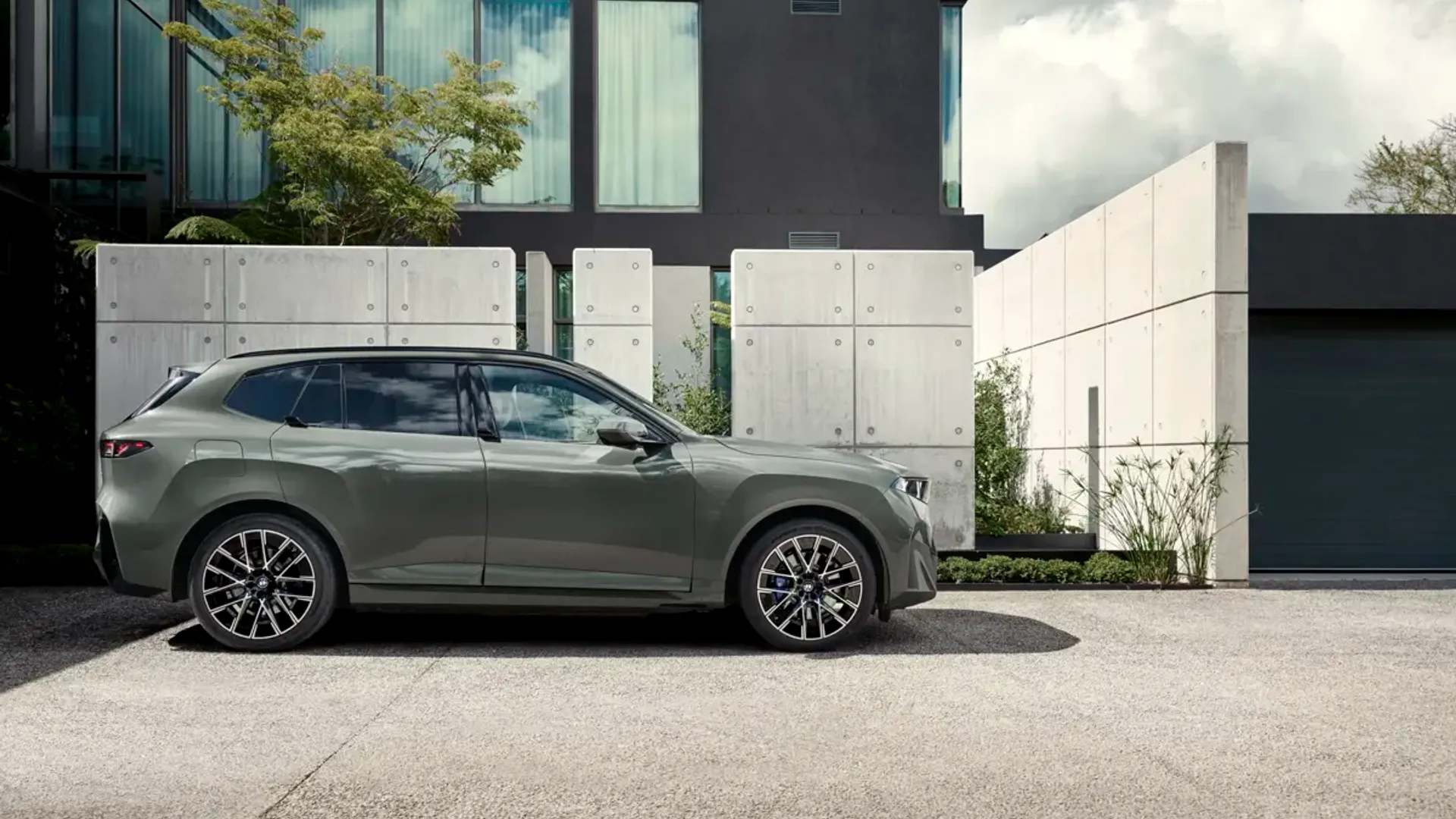 Elettronauti - BMW iX5 60 xDrive - Bianco - Esterno - Vista anteriore a tre quarti