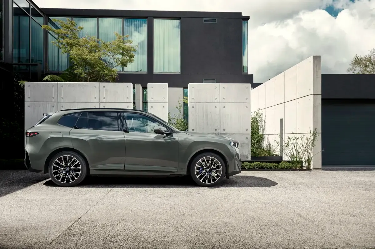 Elettronauti - BMW iX5 60 xDrive - Bianco - Esterno - Vista anteriore a tre quarti
