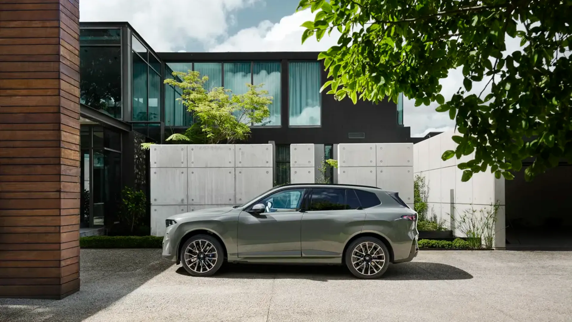 Elettronauti - BMW iX5 60 xDrive - Bianco - Esterno - Vista anteriore a tre quarti