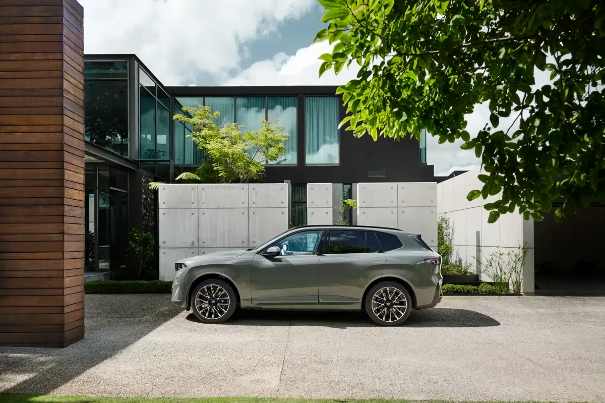 Elettronauti - BMW iX5 60 xDrive - Bianco - Esterno - Vista anteriore a tre quarti
