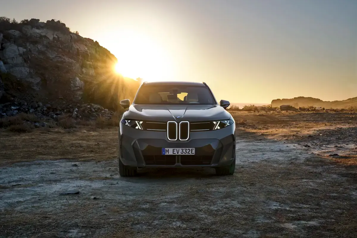 Elettronauti - BMW iX5 60 xDrive - Bianco - Esterno - Vista anteriore a tre quarti