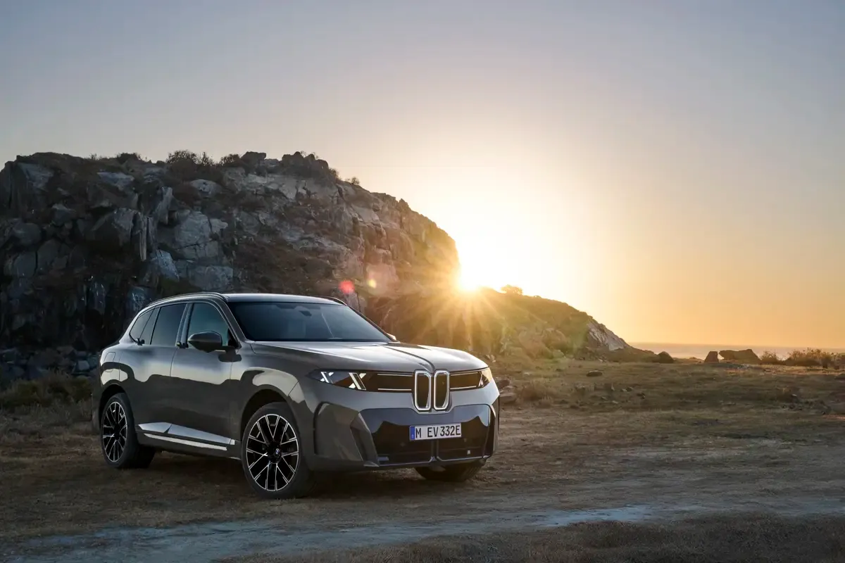 Elettronauti - BMW iX5 60 xDrive - Bianco - Esterno - Vista anteriore a tre quarti