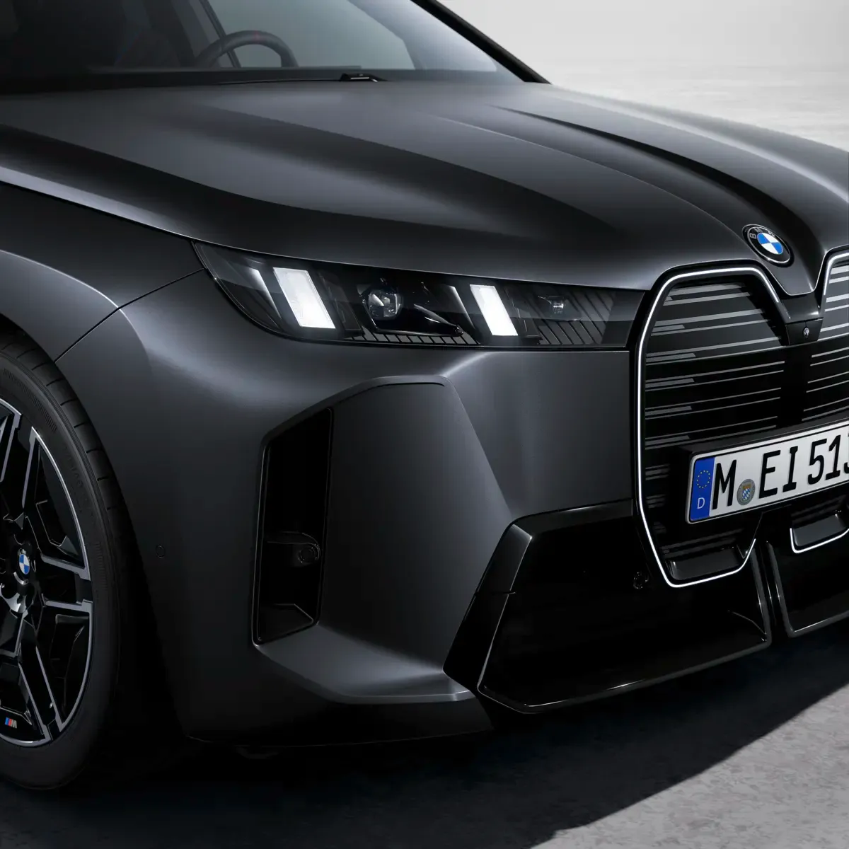 Elettronauti - BMW iX M70 xDrive - Grigio - Esterno - Vista anteriore