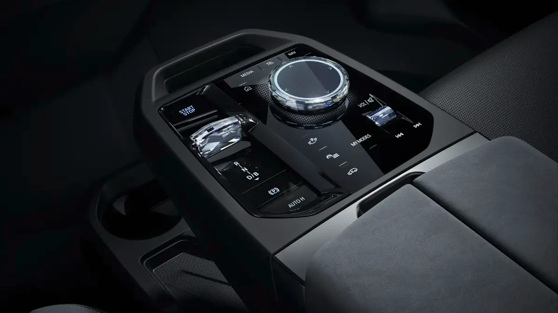 Elettronauti - BMW iX M70 xDrive - Nero - Esterno - Vista anteriore a tre quarti