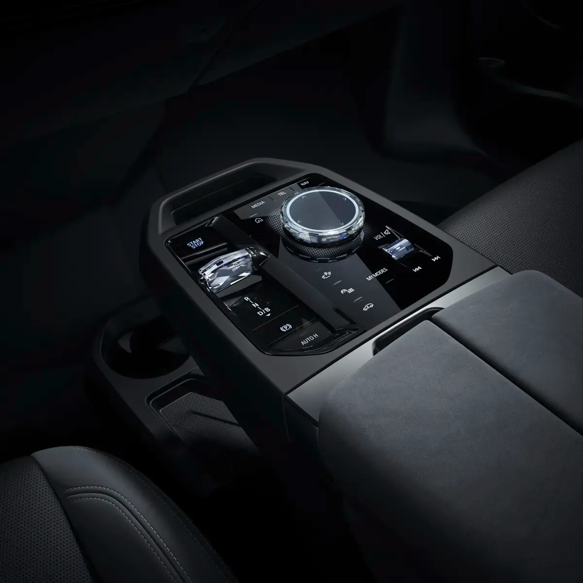 Elettronauti - BMW iX M70 xDrive - Nero - Esterno - Vista anteriore a tre quarti