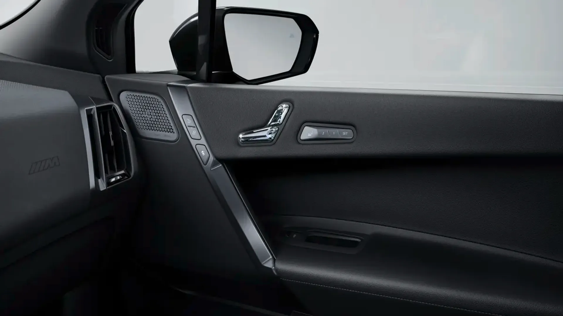 Elettronauti - BMW iX M70 xDrive - Nero - Esterno - Vista anteriore a tre quarti
