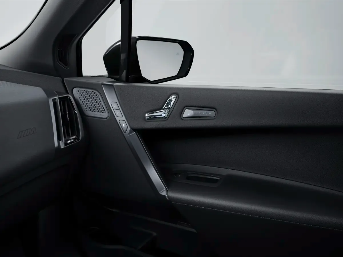 Elettronauti - BMW iX M70 xDrive - Nero - Esterno - Vista anteriore a tre quarti