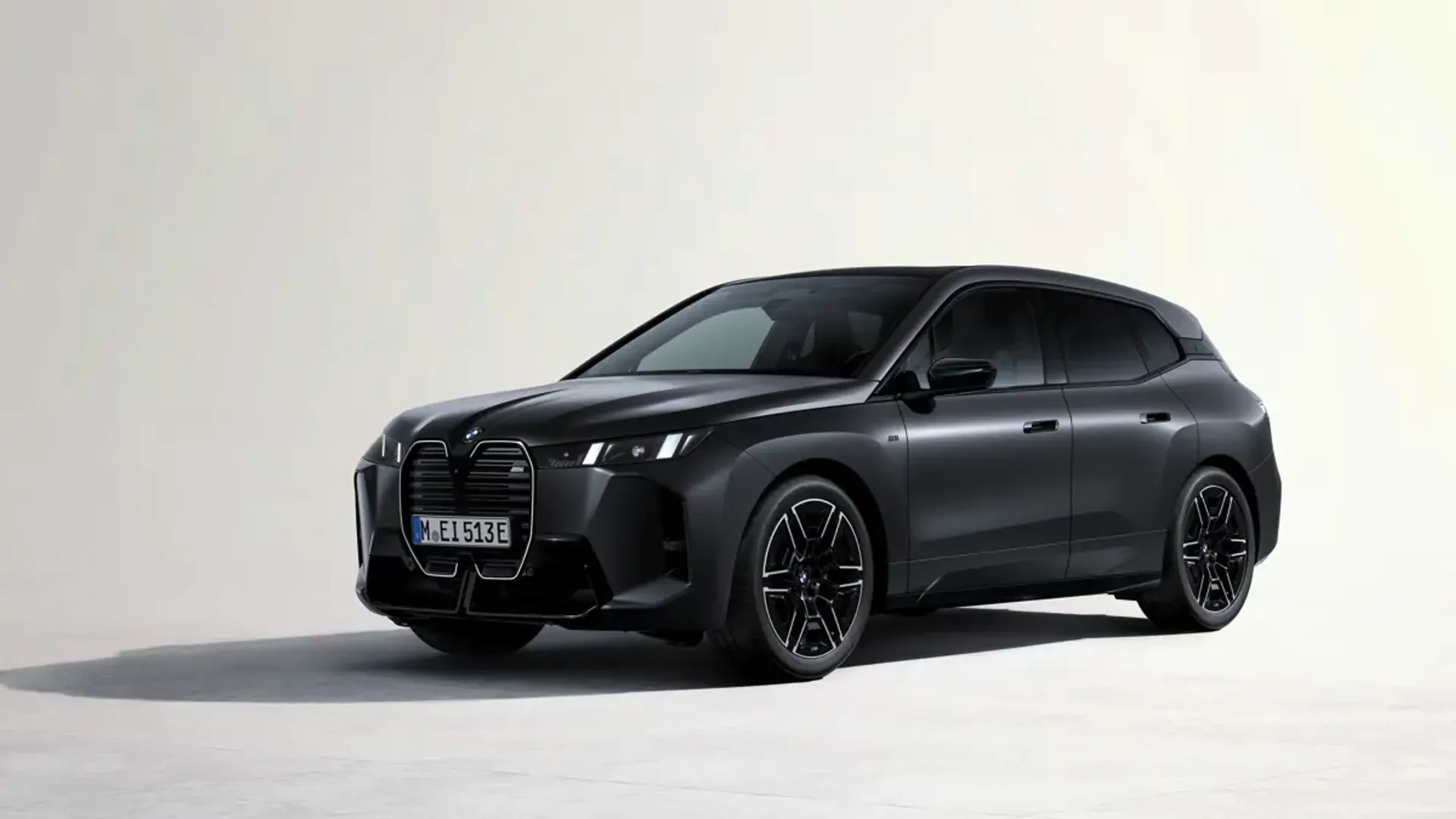 Elettronauti - BMW iX M70 xDrive - Bronze - Esterno - Vista anteriore a tre quarti