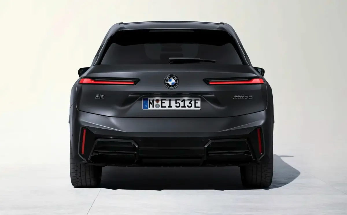 Elettronauti - BMW iX M70 xDrive - Dark Grey - Esterno - Vista anteriore a tre quarti