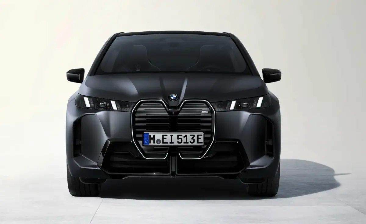 Elettronauti - BMW iX M70 xDrive - Dark Grey - Esterno - Vista anteriore a tre quarti