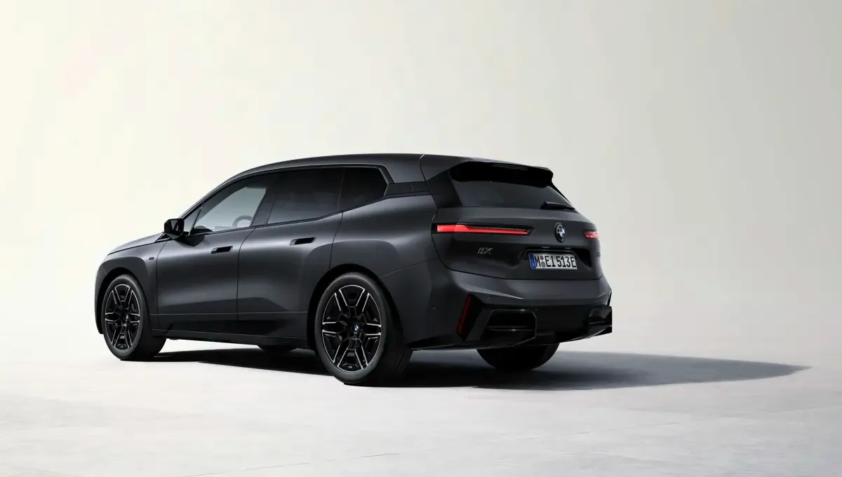 Elettronauti - BMW iX M70 xDrive - Grigio - Esterno - Vista anteriore a tre quarti