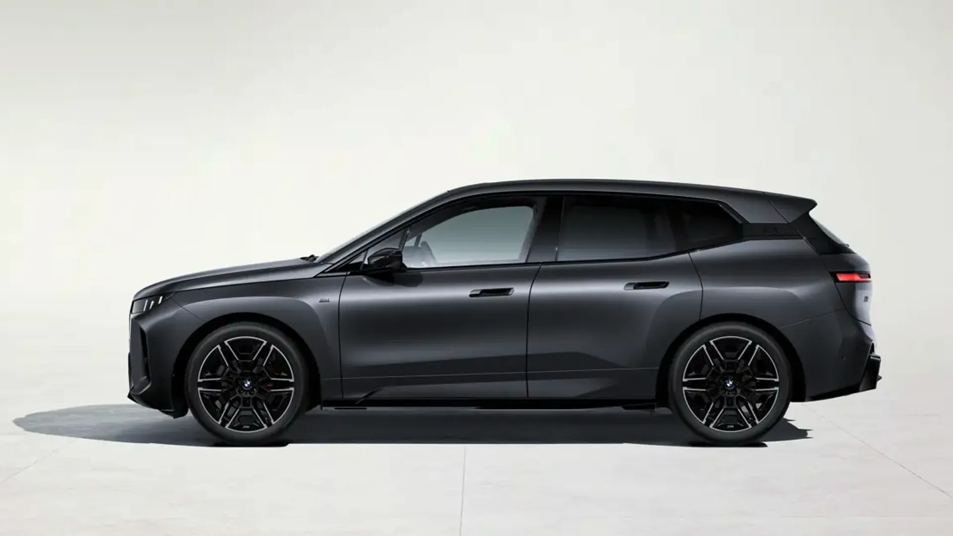Elettronauti - BMW iX M70 xDrive - Grigio - Esterno - Vista anteriore a tre quarti