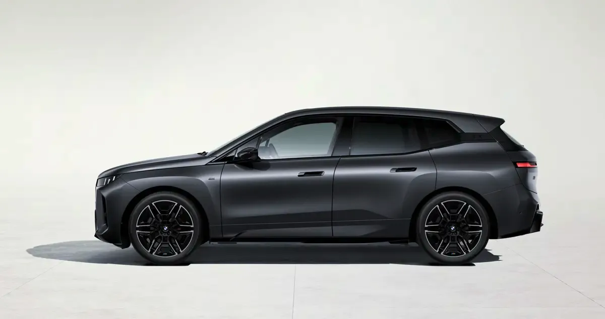 Elettronauti - BMW iX M70 xDrive - Grigio - Esterno - Vista anteriore a tre quarti