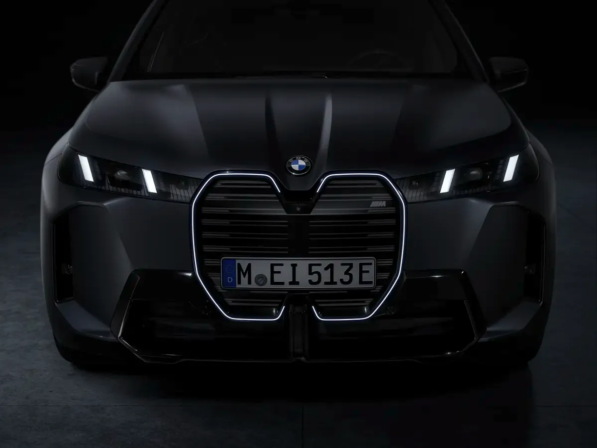 Elettronauti - BMW iX M70 xDrive - Grigio - Esterno - Vista anteriore a tre quarti