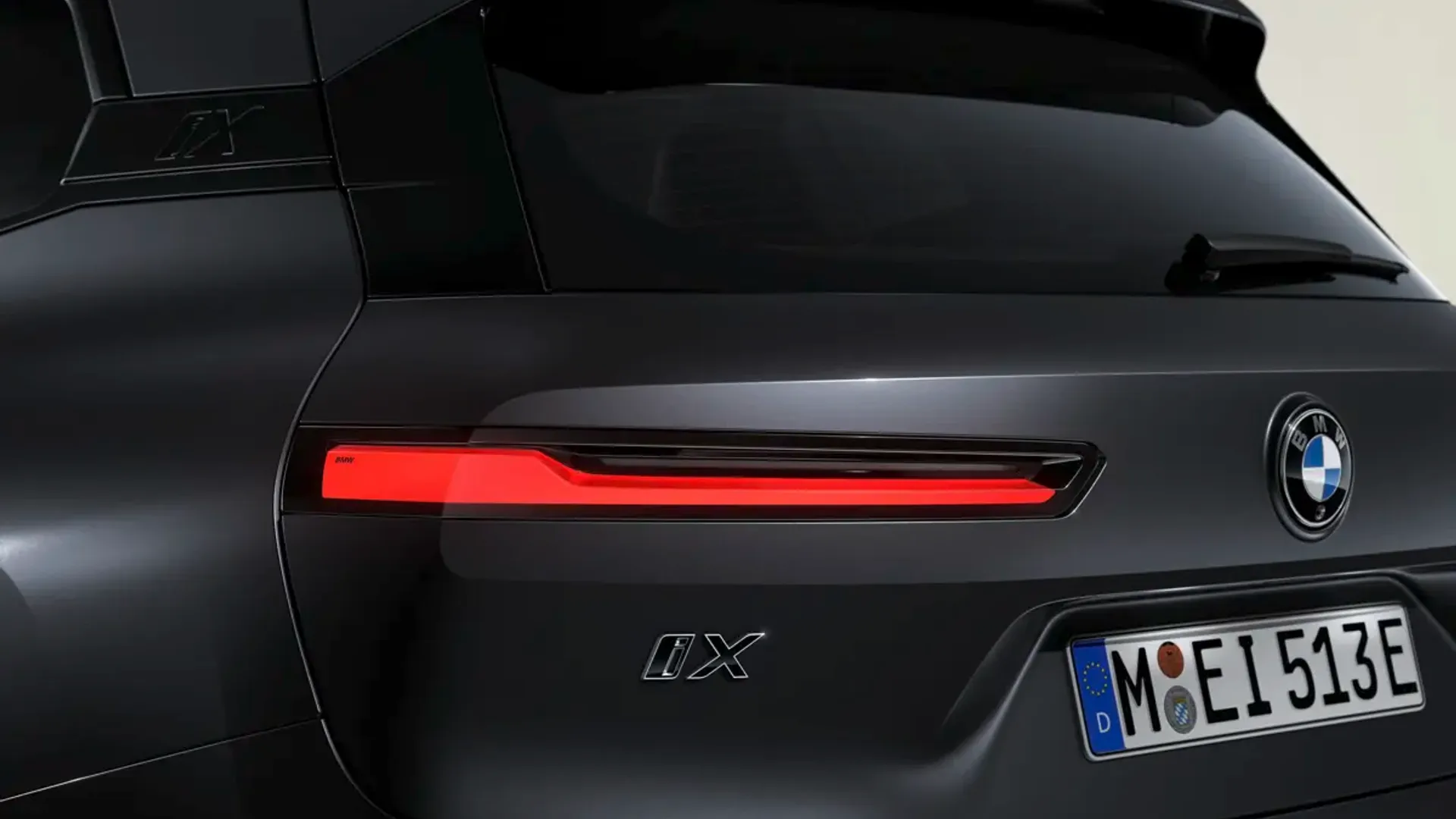 Elettronauti - BMW iX M70 xDrive - Rosso - Esterno - Vista posteriore