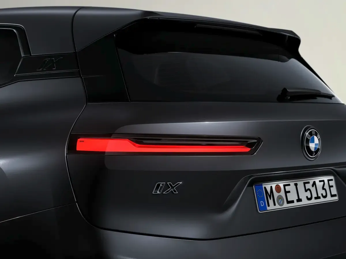 Elettronauti - BMW iX M70 xDrive - Rosso - Esterno - Vista posteriore