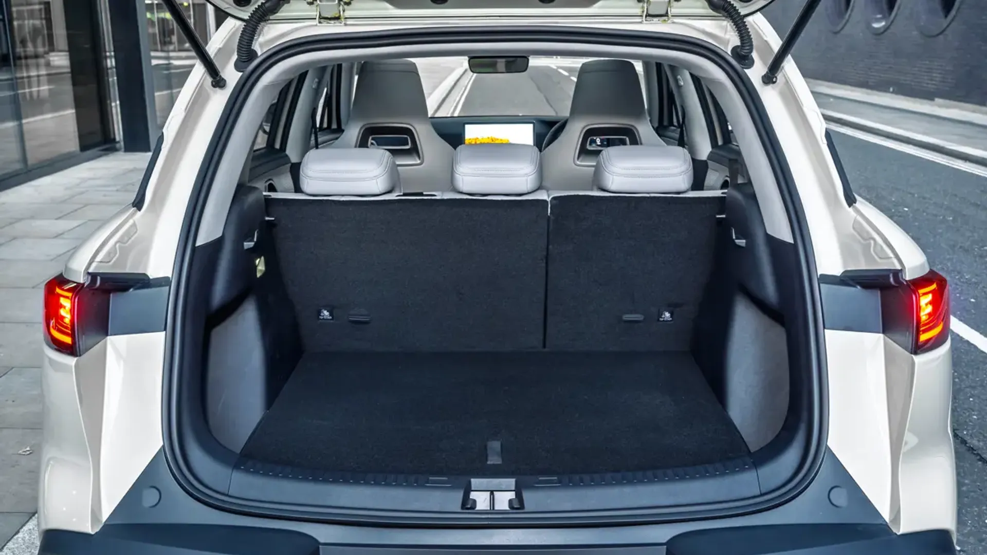 Elettronauti - BYD Atto 2 64.8 kWh Comfort - Bianco - Vano di carico - Bagagliaio
