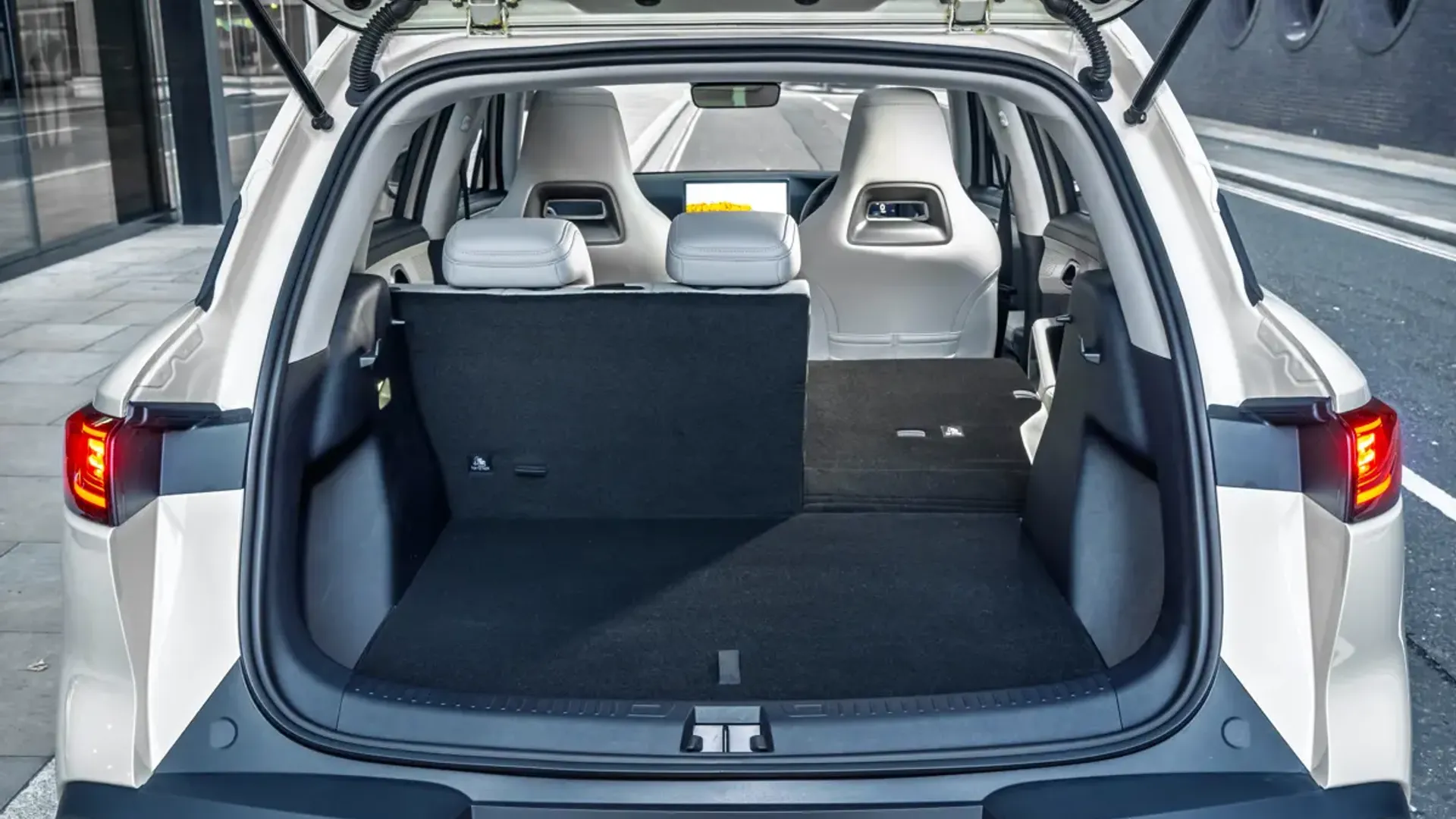 Elettronauti - BYD Atto 2 64.8 kWh Comfort - Bianco - Vano di carico - Bagagliaio