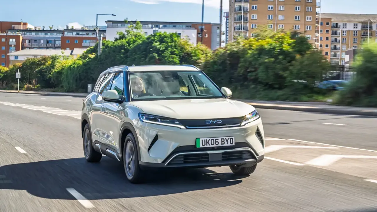 Elettronauti - BYD Atto 2 64.8 kWh Comfort - Verde - Esterno - Vista anteriore a tre quarti