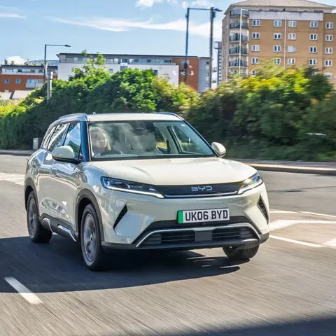 Elettronauti - BYD Atto 2 64.8 kWh Comfort - Verde - Esterno - Vista anteriore a tre quarti