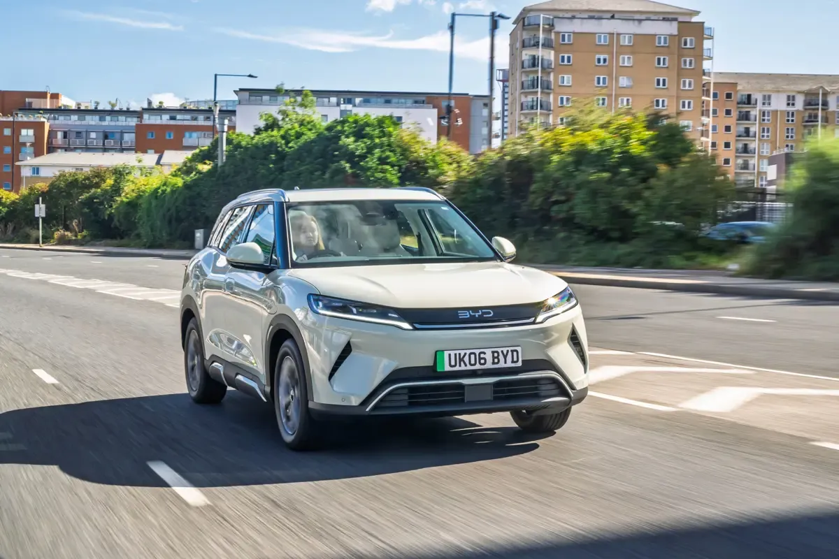 Elettronauti - BYD Atto 2 64.8 kWh Comfort - Verde - Esterno - Vista anteriore a tre quarti