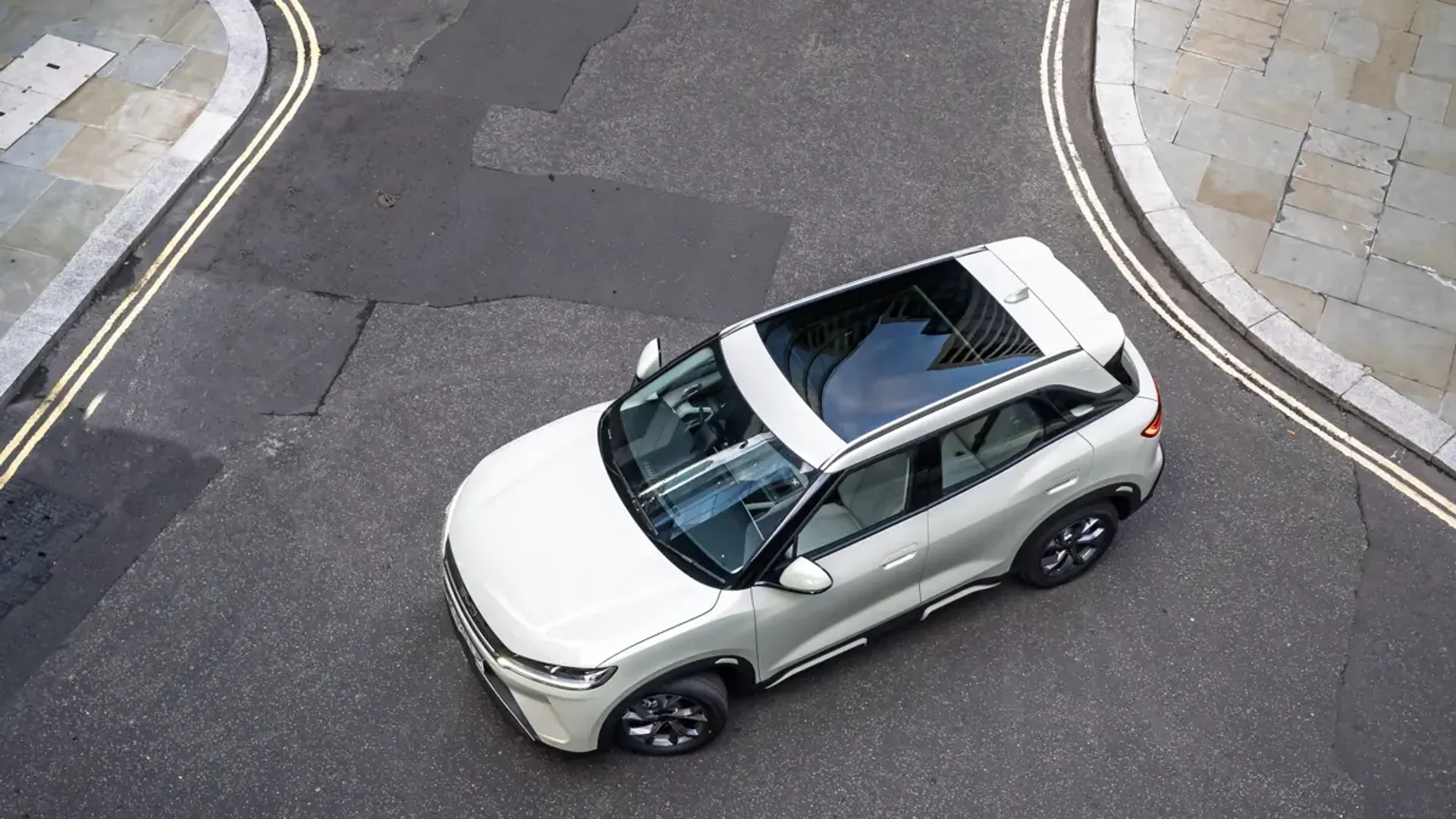 Elettronauti - BYD Atto 2 64.8 kWh Comfort - Bianco - Esterno - Vista anteriore a tre quarti
