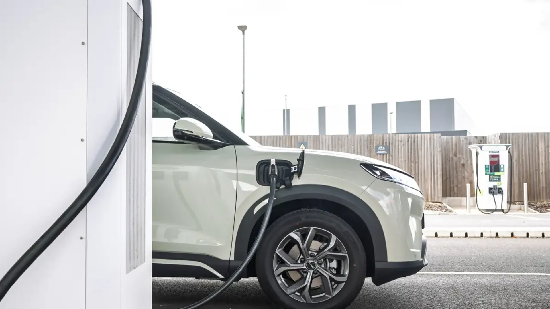 Elettronauti - BYD Atto 2 64.8 kWh Comfort - Bianco - Esterno - Vista anteriore a tre quarti