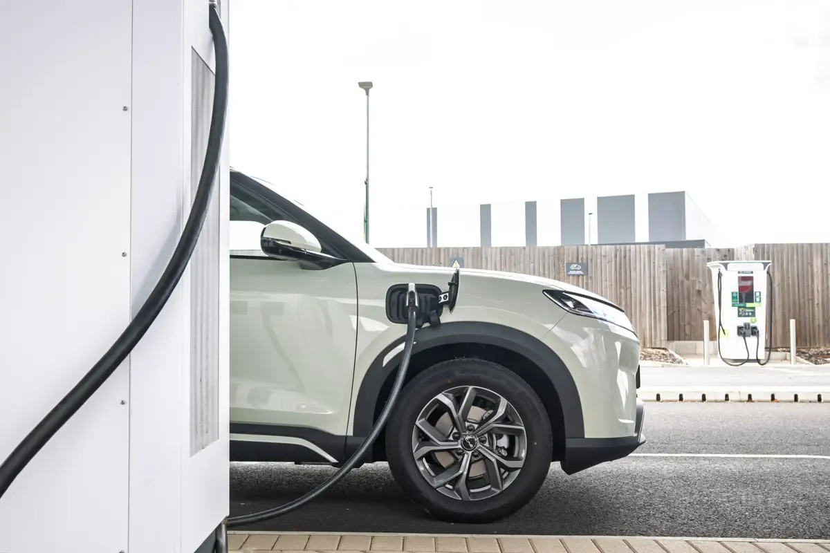 Elettronauti - BYD Atto 2 64.8 kWh Comfort - Bianco - Esterno - Vista anteriore a tre quarti