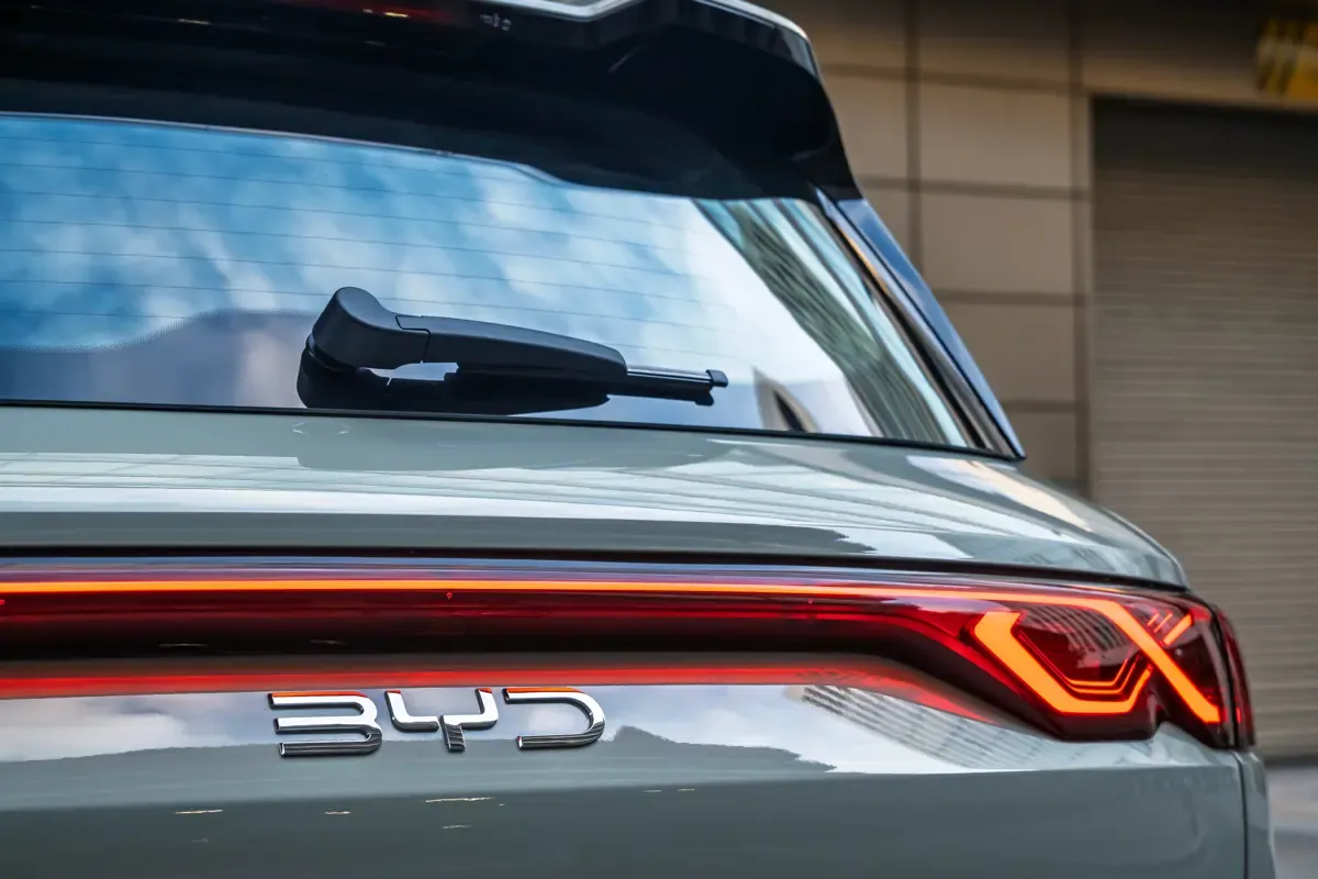 Elettronauti - BYD Atto 2 64.8 kWh Comfort - Bianco - Esterno - Vista anteriore a tre quarti