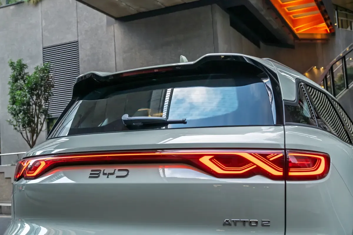 Elettronauti - BYD Atto 2 64.8 kWh Comfort - Bianco - Esterno - Vista posteriore
