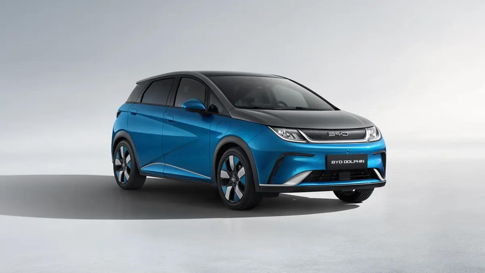 Elettronauti - BYD Dolphin Comfort - Grigio - Esterno - Vista anteriore a tre quarti