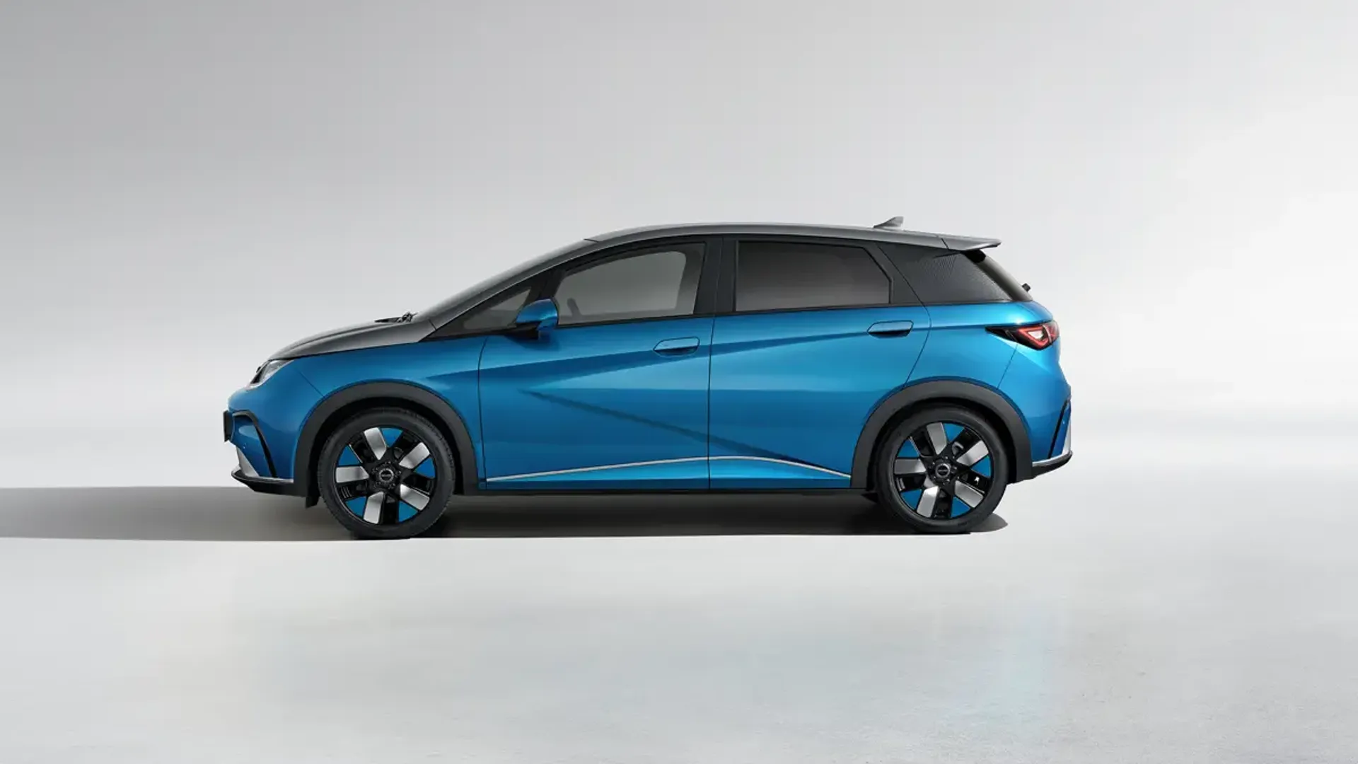 Elettronauti - BYD Dolphin Comfort - Grigio - Esterno - Vista anteriore a tre quarti