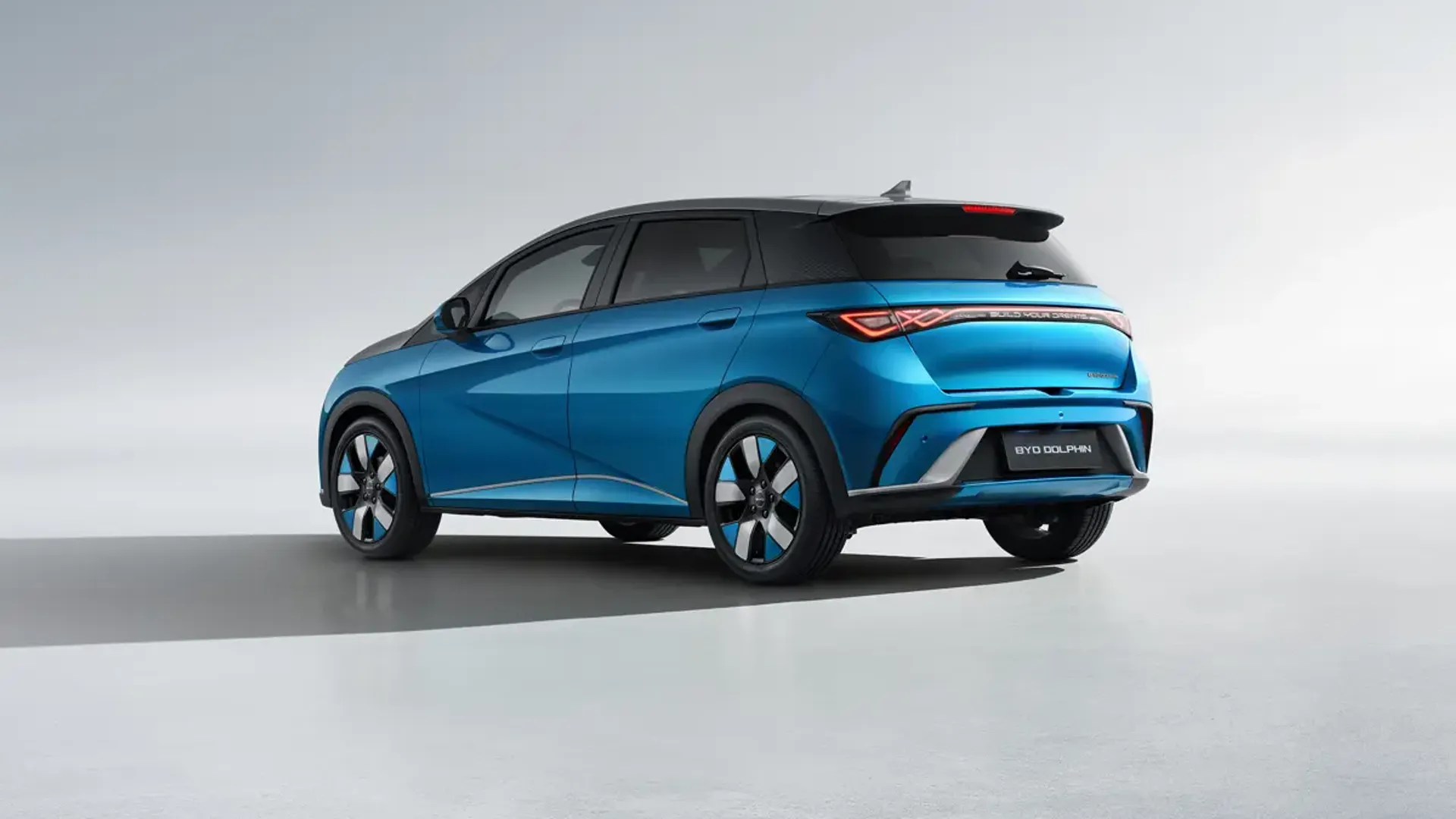 Elettronauti - BYD Dolphin Comfort - Grigio - Esterno - Vista anteriore a tre quarti