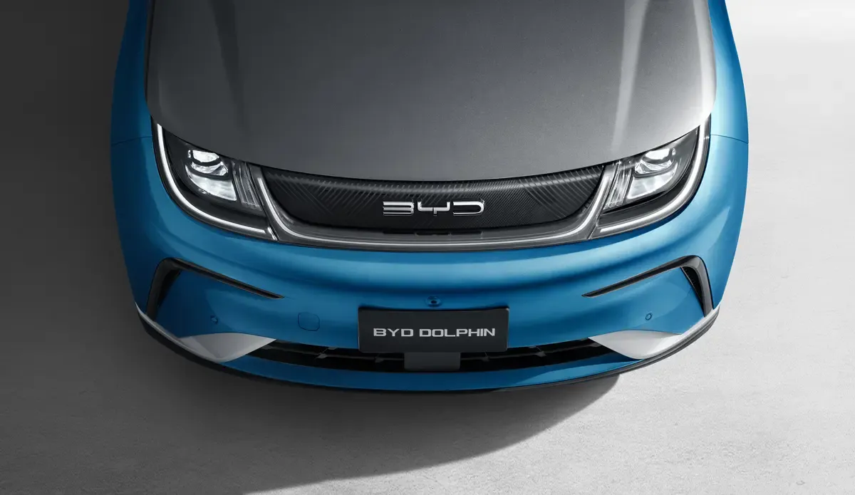 Elettronauti - BYD Dolphin Comfort - Grigio - Esterno - Vista anteriore a tre quarti