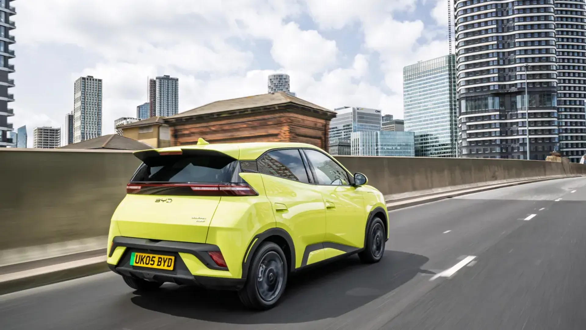 Elettronauti - BYD Dolphin Surf Active - Grigio - Esterno - Vista anteriore a tre quarti