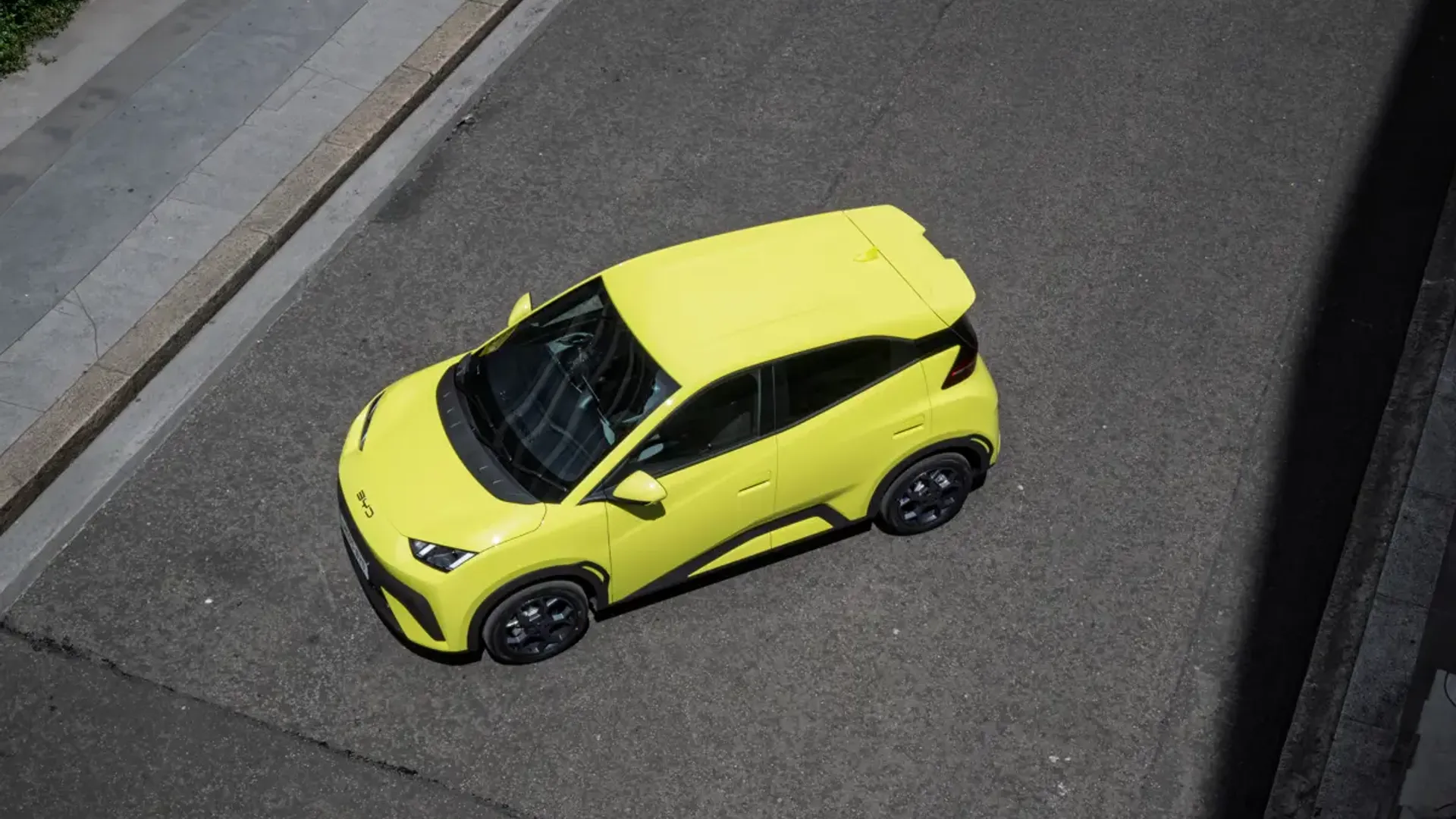 Elettronauti - BYD Dolphin Surf Active - Grigio - Esterno - Vista anteriore a tre quarti