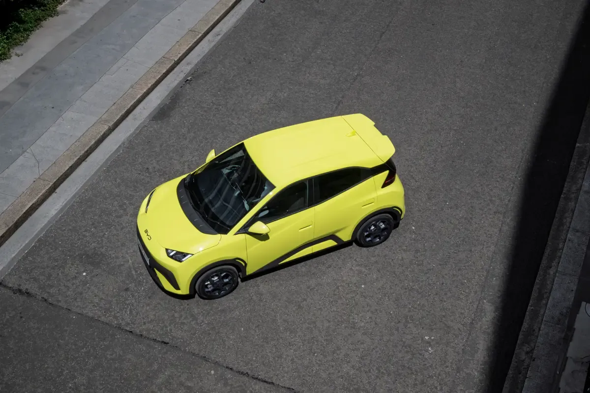 Elettronauti - BYD Dolphin Surf Active - Grigio - Esterno - Vista anteriore a tre quarti