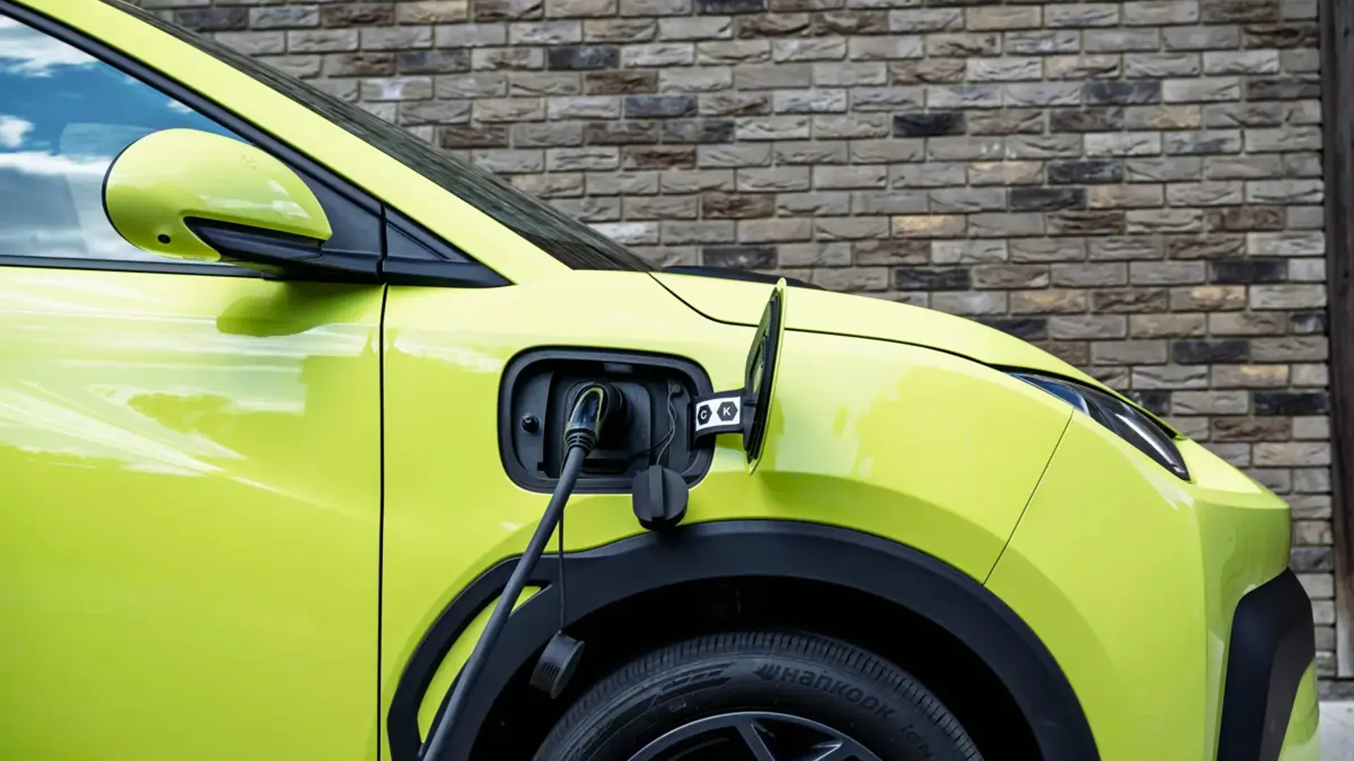 Elettronauti - BYD Dolphin Surf Active - Grigio - Esterno - Vista anteriore a tre quarti