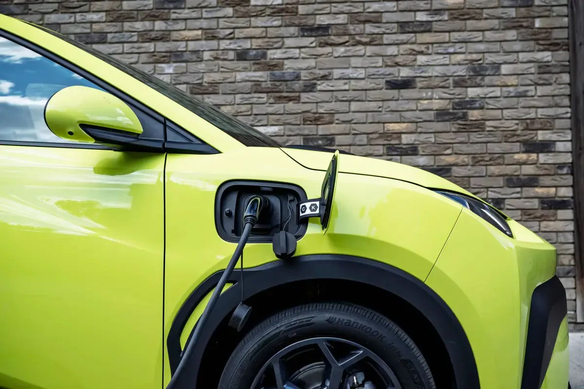 Elettronauti - BYD Dolphin Surf Active - Grigio - Esterno - Vista anteriore a tre quarti