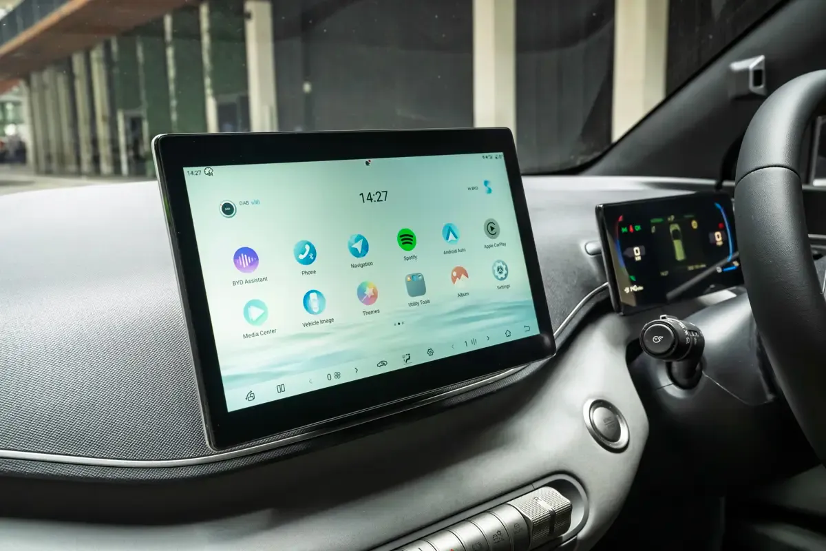 Elettronauti - BYD Dolphin Surf Active - Infotainment - Vista della plancia