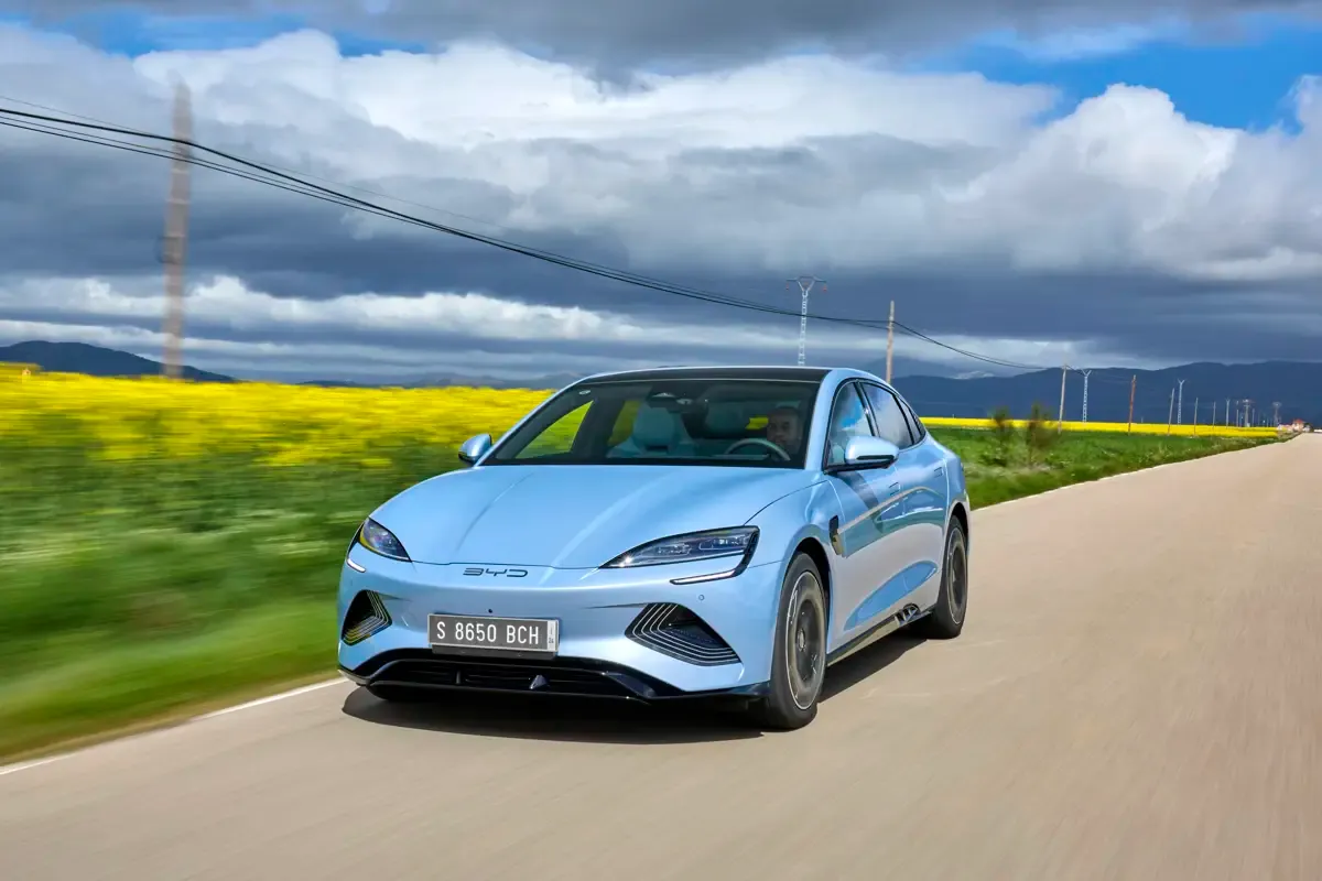 Elettronauti - BYD Seal 82.5 kWh AWD Excellence - Light Blue - Esterno - Vista anteriore a tre quarti