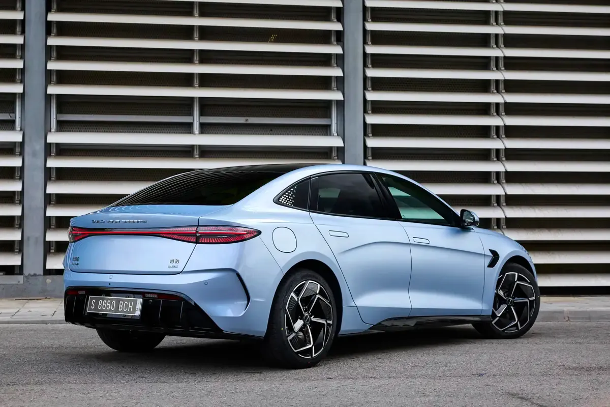 Elettronauti - BYD Seal 82.5 kWh AWD Excellence - Light Blue - Esterno - Vista anteriore a tre quarti